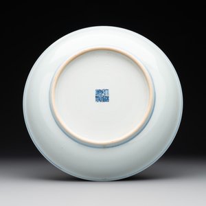 A Chinese famille rose vase and a plate, Qianlong mark, 20th C. — 照片 3