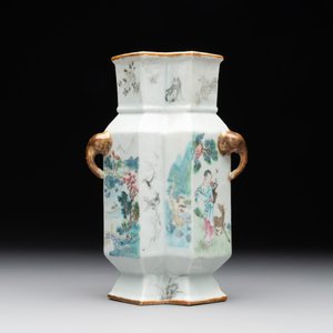 A Chinese famille rose vase and a plate, Qianlong mark, 20th C. — 照片 4