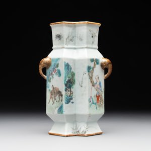 A Chinese famille rose vase and a plate, Qianlong mark, 20th C. — 照片 5
