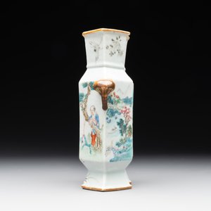 A Chinese famille rose vase and a plate, Qianlong mark, 20th C. — 照片 6