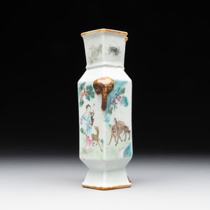A Chinese famille rose vase and a plate, Qianlong mark, 20th C. — 照片 7