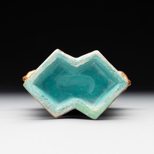 A Chinese famille rose vase and a plate, Qianlong mark, 20th C. — 照片 9