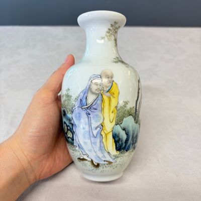 A Chinese famille rose vase and a qianjiang cai incense stick holder — foto 2
