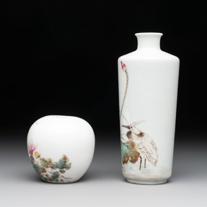 A Chinese famille rose vase and a small jar, signed Bi Botao 毕伯涛, dated 1935 and 1936 — photo 3