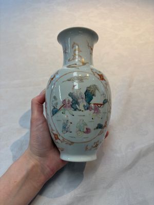 A Chinese famille rose vase and a small qianjiang cai vase, Qianlong mark, 19th C. — photo 1