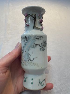 A Chinese famille rose vase and a small qianjiang cai vase, Qianlong mark, 19th C. — photo 11