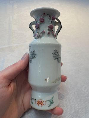 A Chinese famille rose vase and a small qianjiang cai vase, Qianlong mark, 19th C. — photo 12