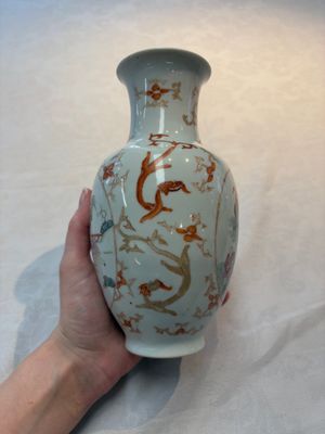 A Chinese famille rose vase and a small qianjiang cai vase, Qianlong mark, 19th C. — photo 2
