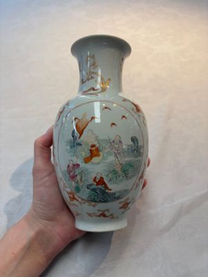 A Chinese famille rose vase and a small qianjiang cai vase, Qianlong mark, 19th C. — photo 3