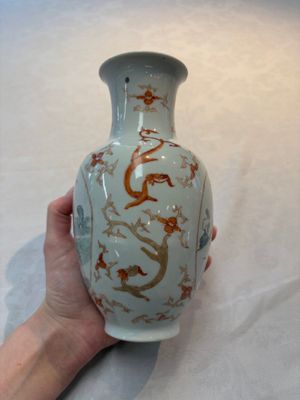 A Chinese famille rose vase and a small qianjiang cai vase, Qianlong mark, 19th C. — photo 4