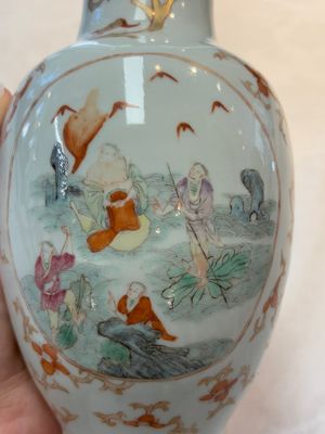 A Chinese famille rose vase and a small qianjiang cai vase, Qianlong mark, 19th C. — photo 5