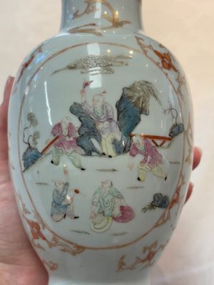 A Chinese famille rose vase and a small qianjiang cai vase, Qianlong mark, 19th C. — photo 6