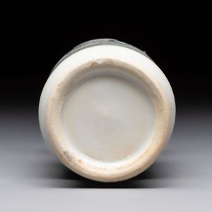 A Chinese famille rose vase and a small qianjiang cai vase, Qianlong mark, 19th C. — photo 13