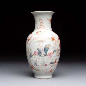 A Chinese famille rose vase and a small qianjiang cai vase, Qianlong mark, 19th C. — photo 2