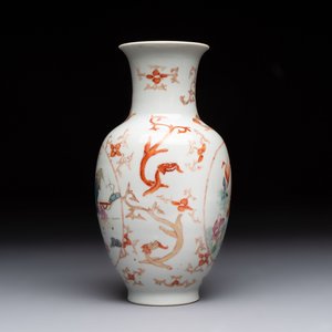 A Chinese famille rose vase and a small qianjiang cai vase, Qianlong mark, 19th C. — photo 3