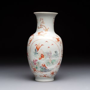 A Chinese famille rose vase and a small qianjiang cai vase, Qianlong mark, 19th C. — photo 4