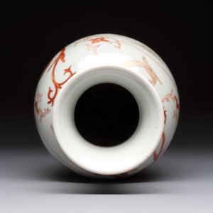 A Chinese famille rose vase and a small qianjiang cai vase, Qianlong mark, 19th C. — photo 6