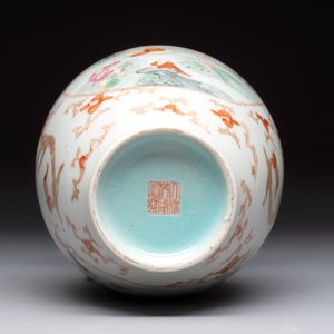 A Chinese famille rose vase and a small qianjiang cai vase, Qianlong mark, 19th C. — photo 7