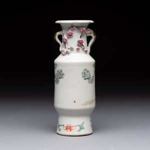 A Chinese famille rose vase and a small qianjiang cai vase, Qianlong mark, 19th C. — photo 10