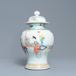 A Chinese famille rose vase and cover, 19/20th C. — photo 4