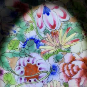 A Chinese famille rose vase and cover and a millefleurs dish, 19/20th C. — photo 16
