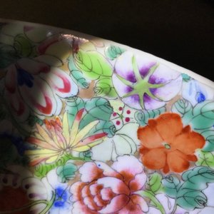 A Chinese famille rose vase and cover and a millefleurs dish, 19/20th C. — photo 17