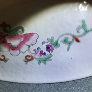 A Chinese famille rose vase and cover and a millefleurs dish, 19/20th C. — photo 20
