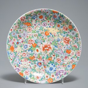 A Chinese famille rose vase and cover and a millefleurs dish, 19/20th C. — photo 2