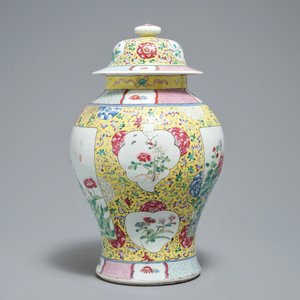 A Chinese famille rose vase and cover and a millefleurs dish, 19/20th C. — photo 5