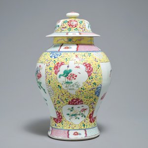 A Chinese famille rose vase and cover and a millefleurs dish, 19/20th C. — photo 7