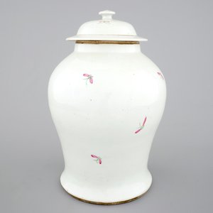 A Chinese famille rose vase and cover with birds on a branch, 19th C. — photo 3