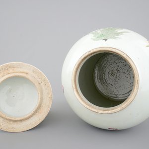 A Chinese famille rose vase and cover with birds on a branch, 19th C. — photo 5