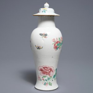 A Chinese famille rose vase and cover with flowers and butterflies, Yongzheng — photo 3