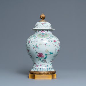 A Chinese famille rose vase and cover with gilt bronze mounts, 19th C. — 照片 1