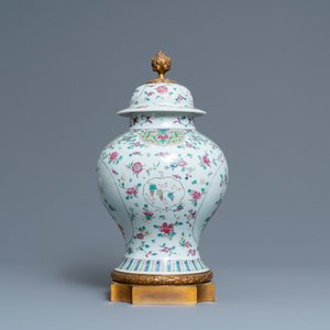 A Chinese famille rose vase and cover with gilt bronze mounts, 19th C. — 照片 2