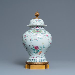 A Chinese famille rose vase and cover with gilt bronze mounts, 19th C. — 照片 3