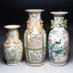 A Chinese famille rose vase and two Canton famille rose vases, 19/20th C. — 照片 1