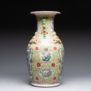A Chinese famille rose vase and two Canton famille rose vases, 19/20th C. — 照片 11