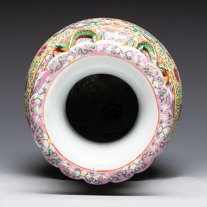 A Chinese famille rose vase and two Canton famille rose vases, 19/20th C. — 照片 12