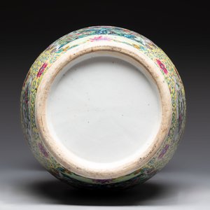 A Chinese famille rose vase and two Canton famille rose vases, 19/20th C. — 照片 13