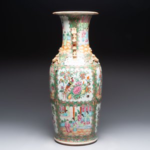 A Chinese famille rose vase and two Canton famille rose vases, 19/20th C. — 照片 5