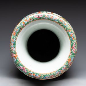 A Chinese famille rose vase and two Canton famille rose vases, 19/20th C. — 照片 6