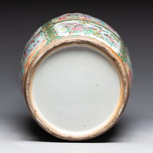 A Chinese famille rose vase and two Canton famille rose vases, 19/20th C. — 照片 7