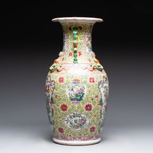A Chinese famille rose vase and two Canton famille rose vases, 19/20th C. — 照片 9