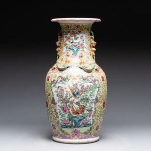 A Chinese famille rose vase and two Canton famille rose vases, 19/20th C. — 照片 10