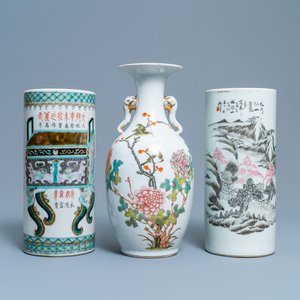 A Chinese famille rose vase and two hat stands, 19/20th C. — 照片 1