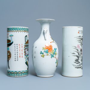 A Chinese famille rose vase and two hat stands, 19/20th C. — 照片 4