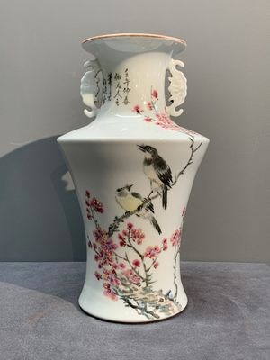 A Chinese famille rose vase, Qianlong and Shinian 世寧 mark, 20th C., and a qianjiang cai vase, signed Ren Huanzhang 任煥章, dated 1942 — photo 1