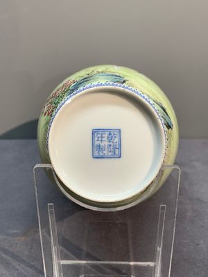 A Chinese famille rose vase, Qianlong and Shinian 世寧 mark, 20th C., and a qianjiang cai vase, signed Ren Huanzhang 任煥章, dated 1942 — photo 14