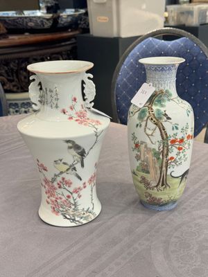 A Chinese famille rose vase, Qianlong and Shinian 世寧 mark, 20th C., and a qianjiang cai vase, signed Ren Huanzhang 任煥章, dated 1942 — photo 15